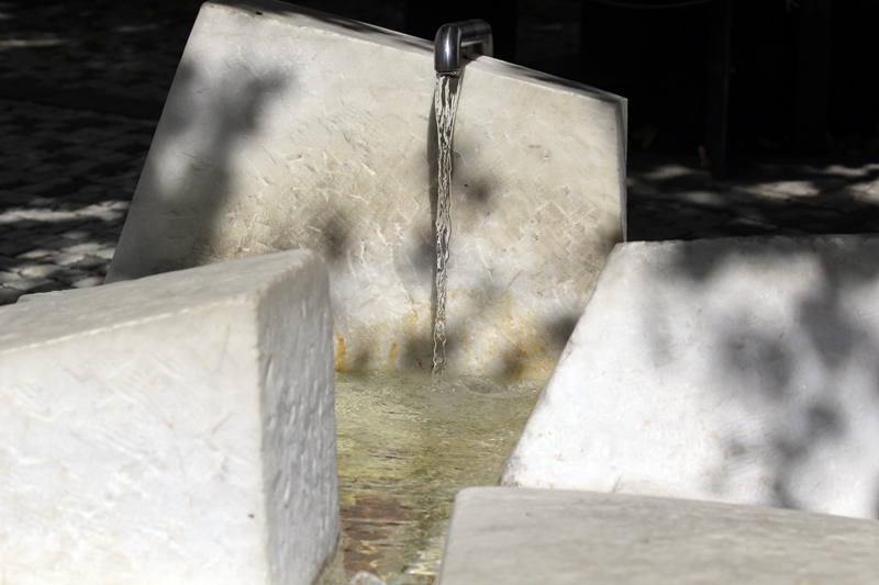 2017-09-07_133528 trentino-suedtirol-2017.jpg - Laas - Marmorbrunnen am Markt